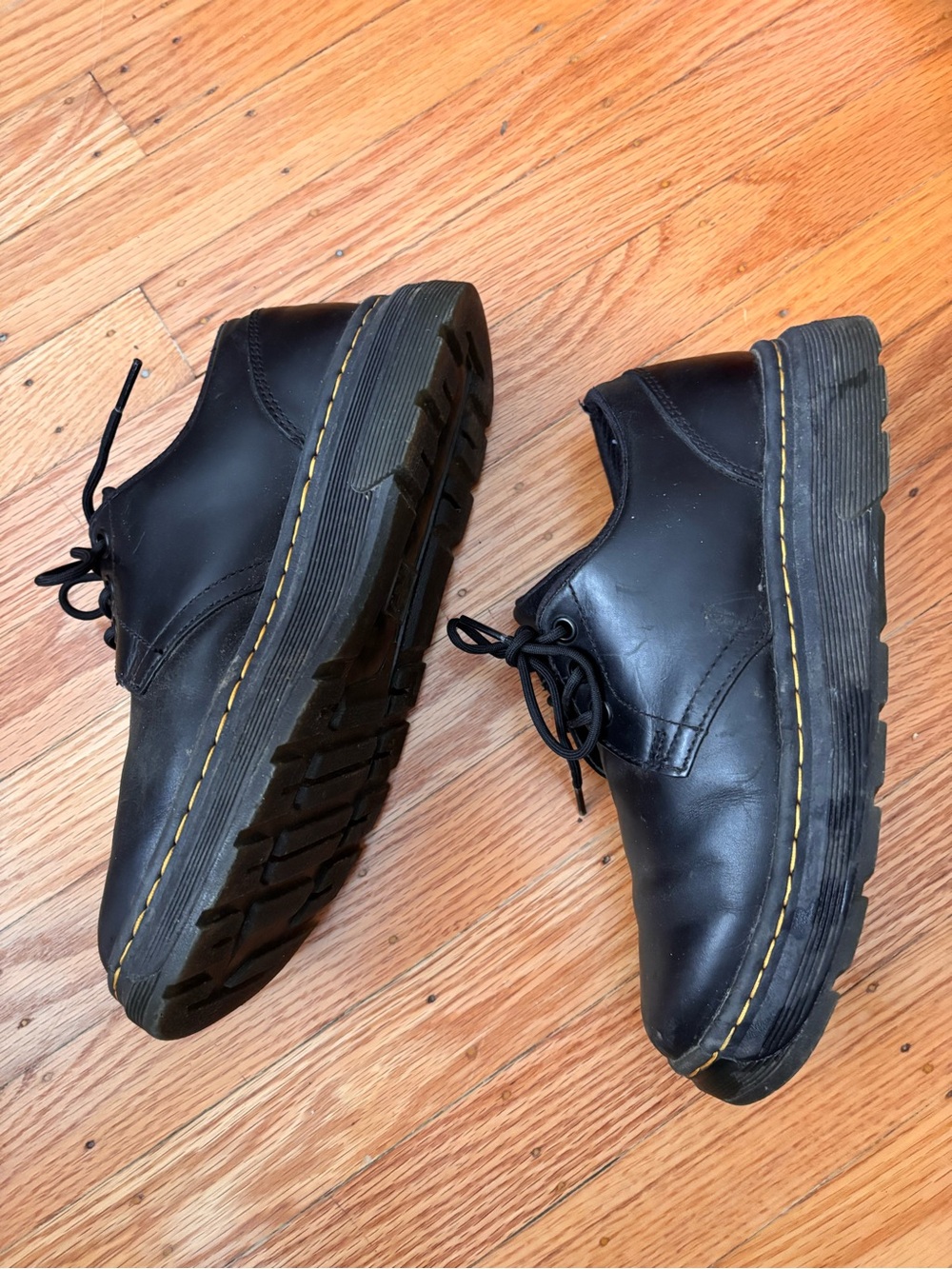 39 (W 8 1/2) Doc Martens Classic Blk Leather Unisex Shoes with Yellow Stitching